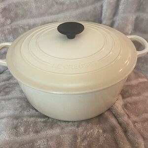 Le Creuset Signature Enameled Cast Iron Round Wide Dutch Oven, 6 3/4-Qt. In Dune